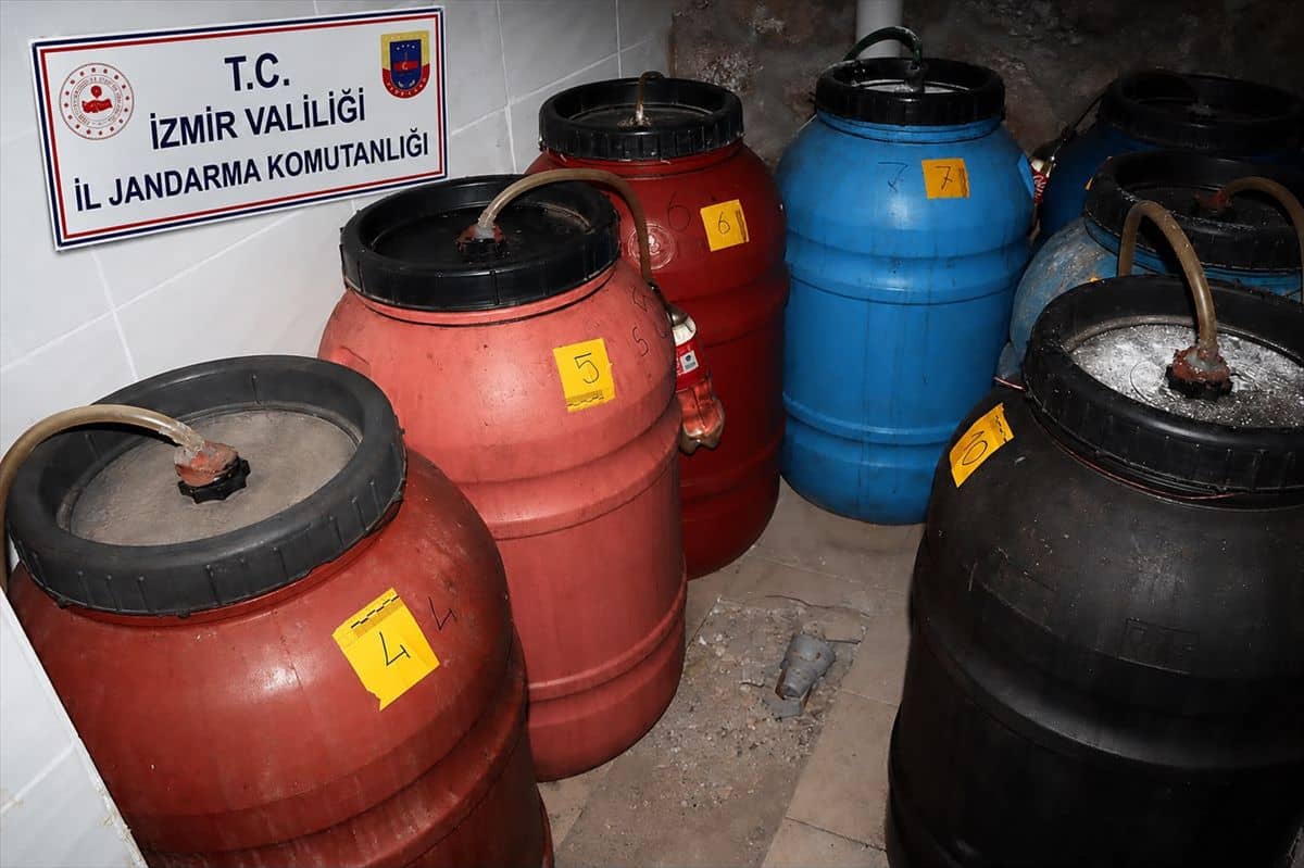Urla'da Sahte Alkol Operasyonu: 2 Bin 200 Litre Ele Geçirildi Urla'da Sahte Alkol Operasyonu: 2 Bin 200 Litre Ele Geçirildi