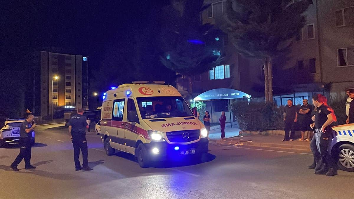 Baba ve oğul sigara parası kavgasında birbirini bıçakladı Baba ve oğul sigara parası kavgasında birbirini bıçakladı