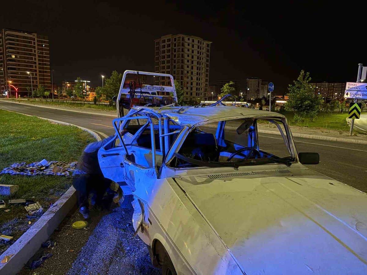 Kayseri’de iki otomobil çarpıştı: 4 yaralı Kayseri’de iki otomobil çarpıştı: 4 yaralı