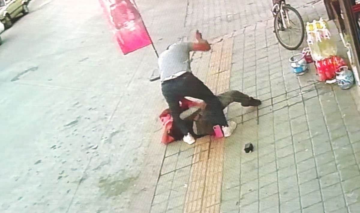 Kütahya’da eski eşinin sokakta bıçakladığı kadın ağır yaralandı; olay anı kamerada Kütahya’da eski eşinin sokakta bıçakladığı kadın ağır yaralandı; olay anı kamerada