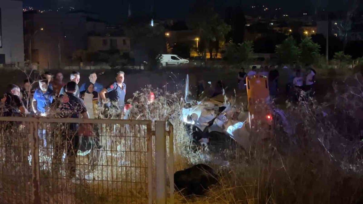 Bursa'da Otomobil Tarlaya Uçtu: 5 Yaralı Bursa'da Otomobil Tarlaya Uçtu: 5 Yaralı