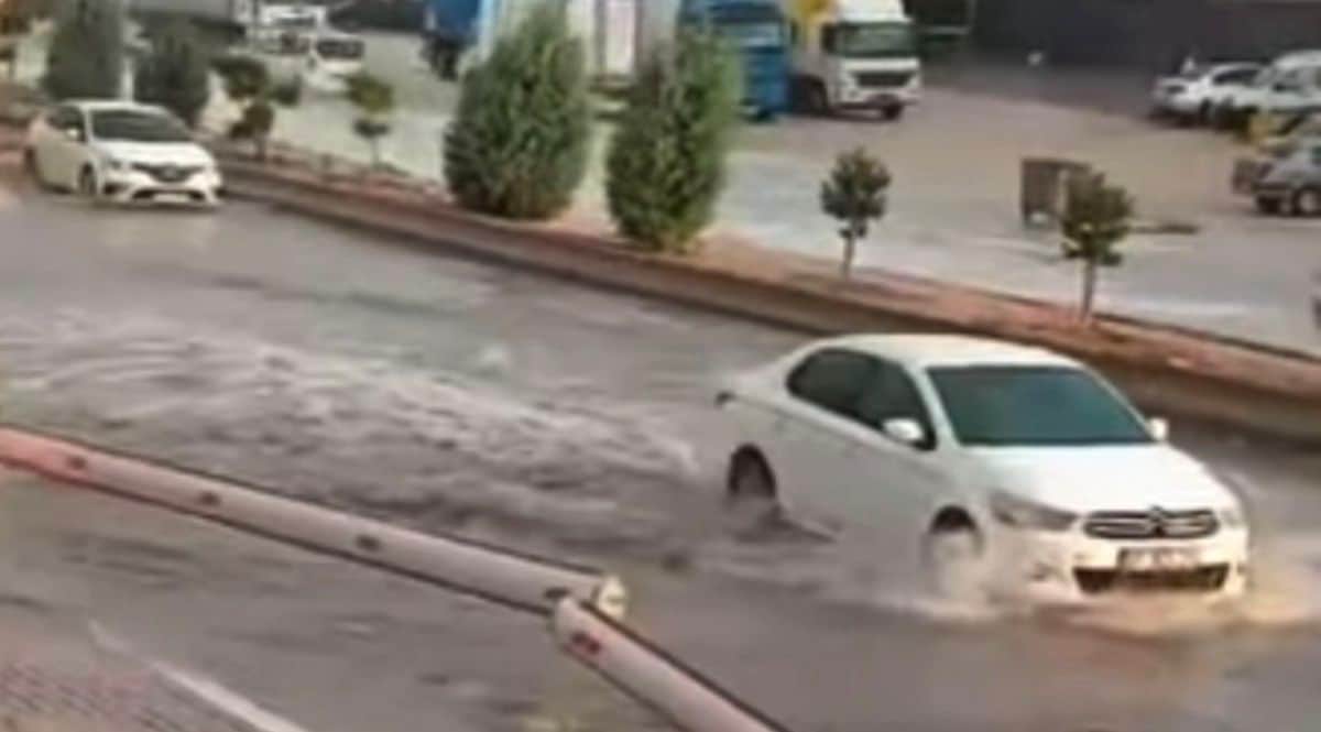 Gaziantep'te Ani Sağanak ve Fırtına: Su Birikintileri ve Trafik Aksamaları Gaziantep'te Ani Sağanak ve Fırtına: Su Birikintileri ve Trafik Aksamaları