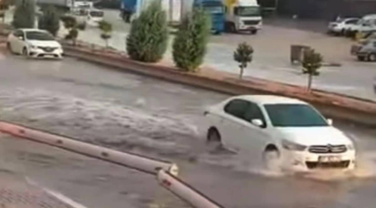 Gaziantep'te Ani Sağanak ve Fırtına: Su Birikintileri ve Trafik Aksamaları Gaziantep'te Ani Sağanak ve Fırtına: Su Birikintileri ve Trafik Aksamaları