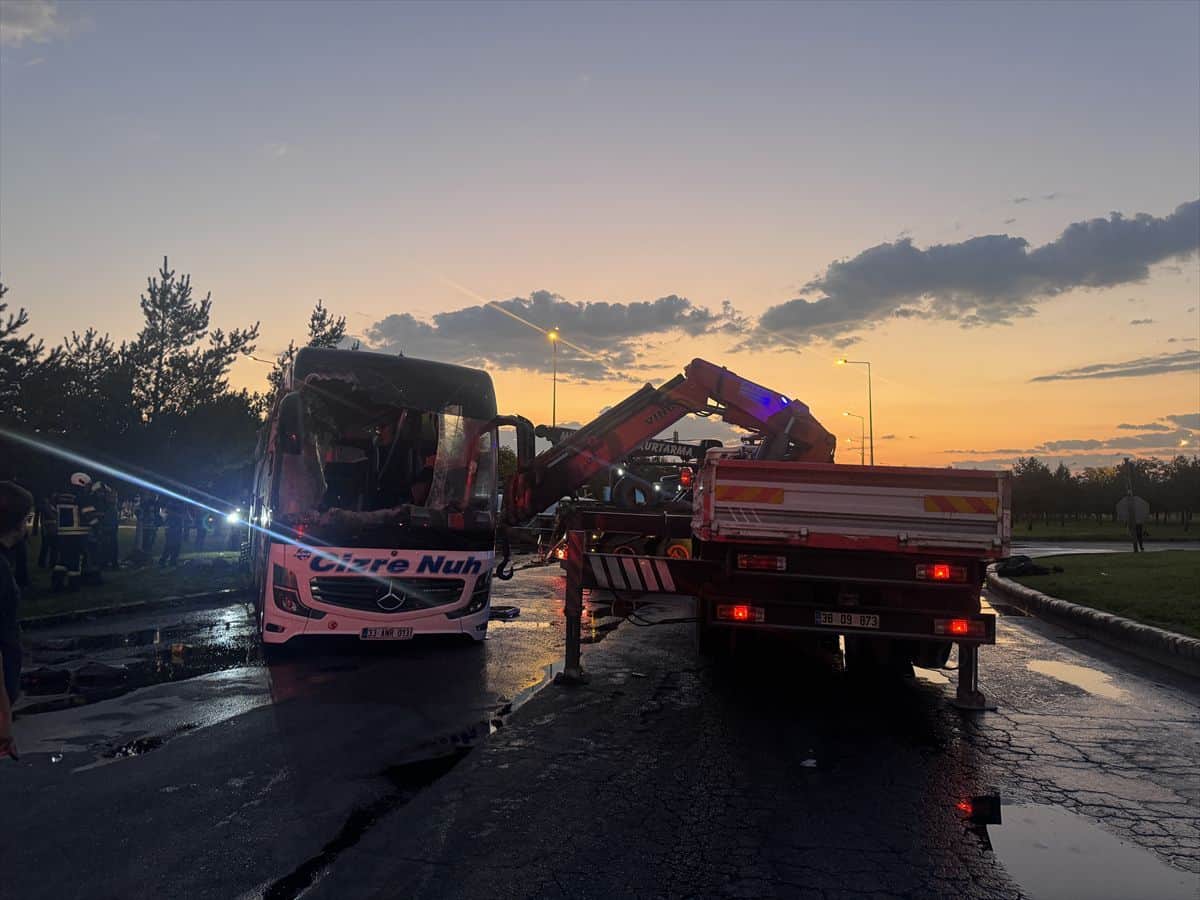 Kayseri'de Otobüs-Tanker Kazası: 35 Yaralı Kayseri'de Otobüs-Tanker Kazası: 35 Yaralı