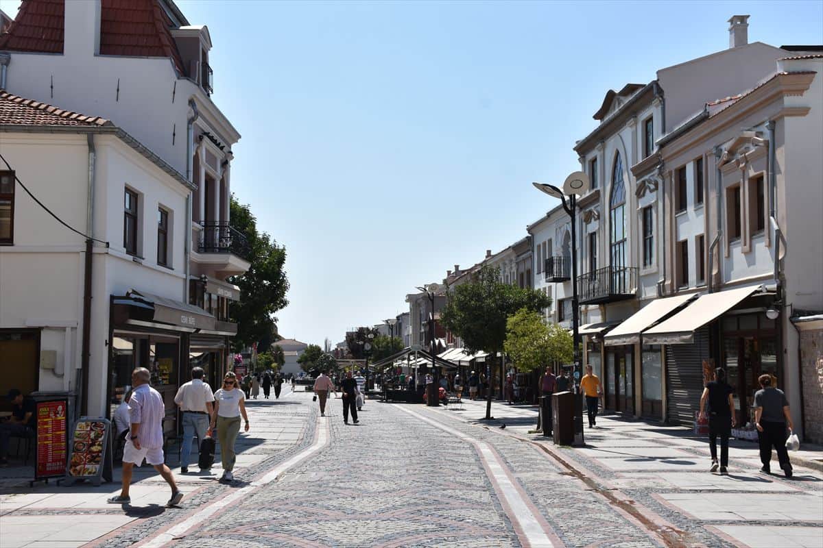 Sokak sağlıklaştırması tamamlanan caddede kurallara uyulması bekleniyor Sokak sağlıklaştırması tamamlanan caddede kurallara uyulması bekleniyor