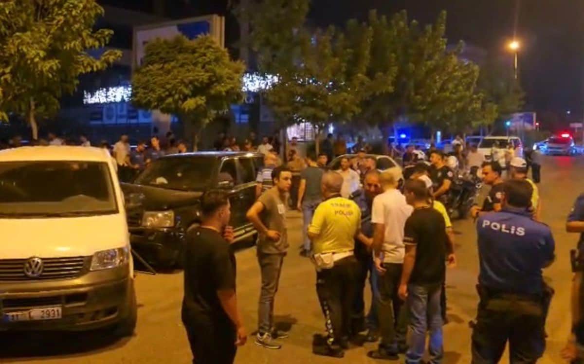 ‘Dur’ ihtarına uymayarak kaçan sürücü, park halindeki 4 araca çarptı ‘Dur’ ihtarına uymayarak kaçan sürücü, park halindeki 4 araca çarptı