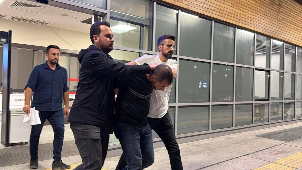 Eski eşini 8 kez bıçaklayan şüpheli tutuklandı Eski eşini 8 kez bıçaklayan şüpheli tutuklandı
