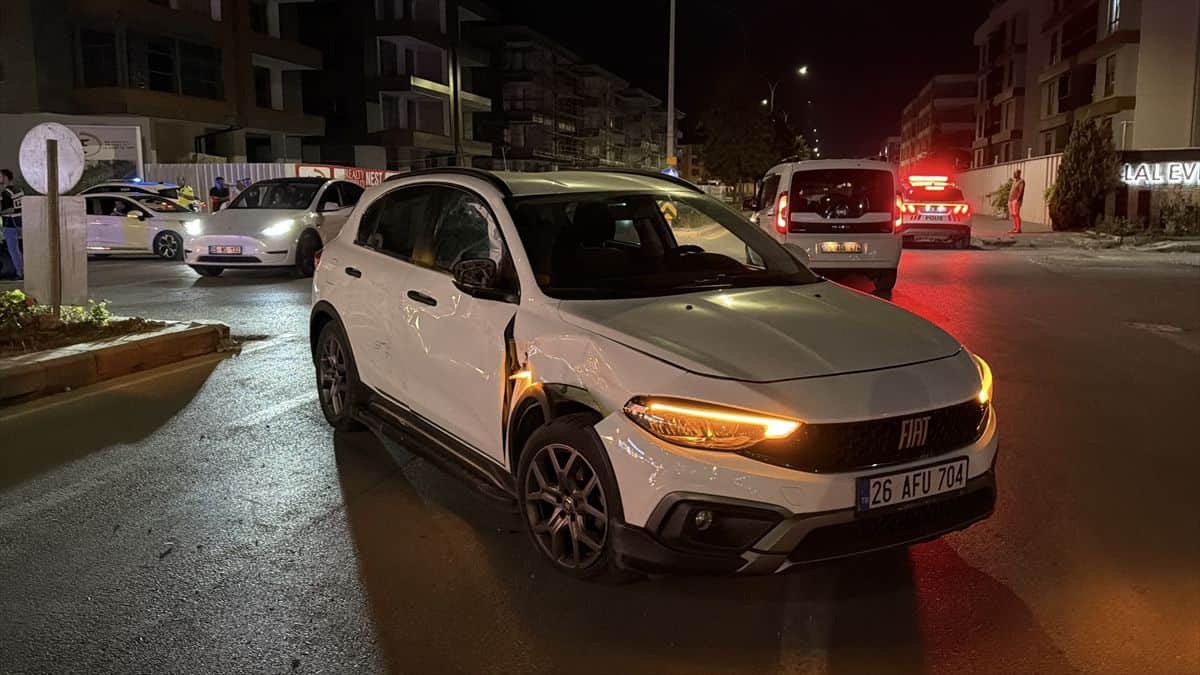 Tepebaşı'nda Motosiklet ile Otomobil Çarpıştı: 1 Yaralı Tepebaşı'nda Motosiklet ile Otomobil Çarpıştı: 1 Yaralı