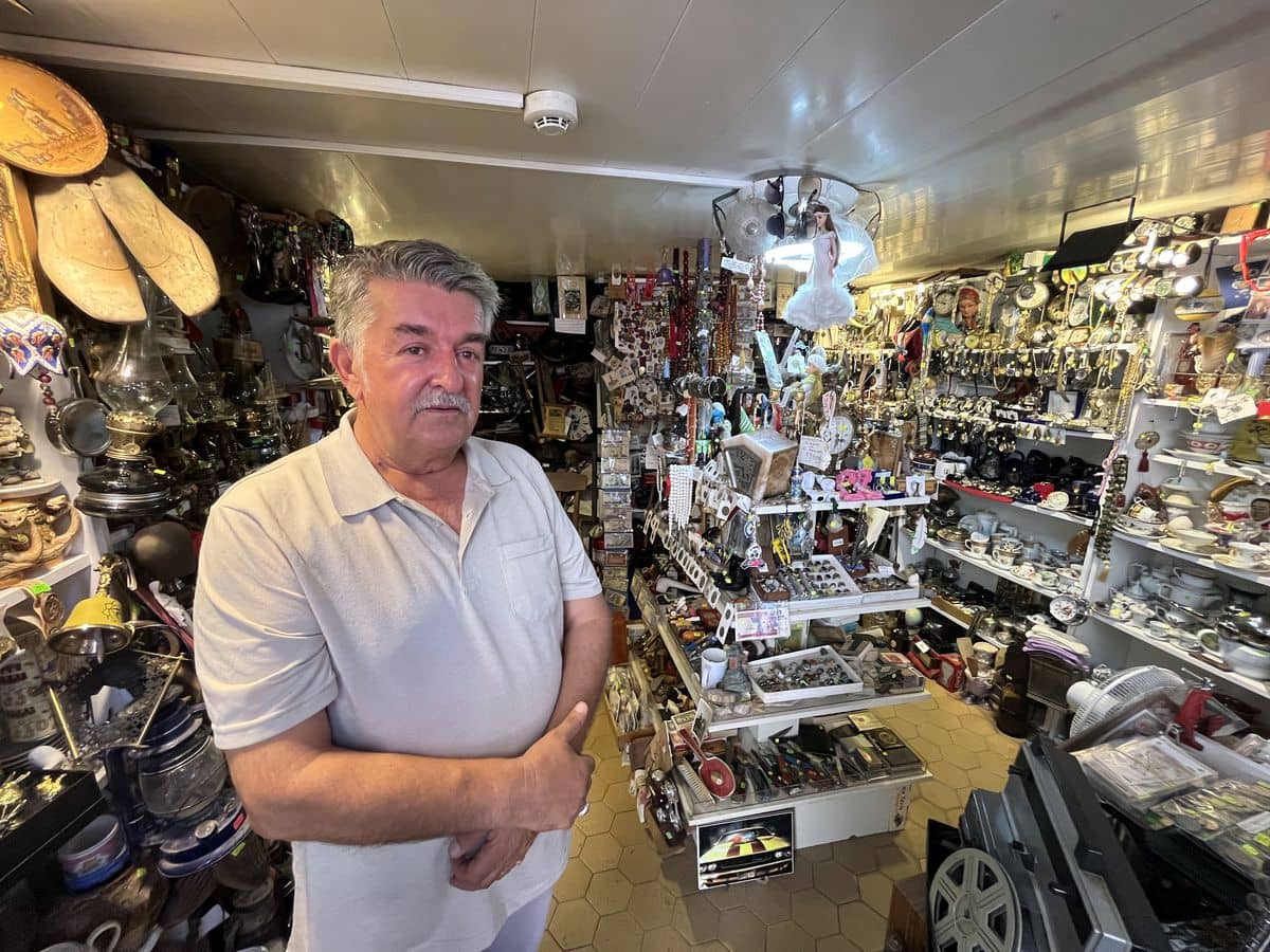 49 yılda biriktirdiği 4 bin parça koleksiyonunu, 15 metrekare dükkanda sergiliyor 49 yılda biriktirdiği 4 bin parça koleksiyonunu, 15 metrekare dükkanda sergiliyor