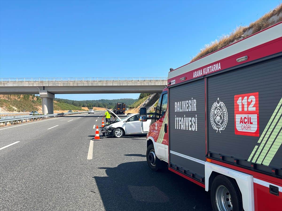Savaştepe'de Otomobil Tıra Çarptı: 2 Yaralı Savaştepe'de Otomobil Tıra Çarptı: 2 Yaralı