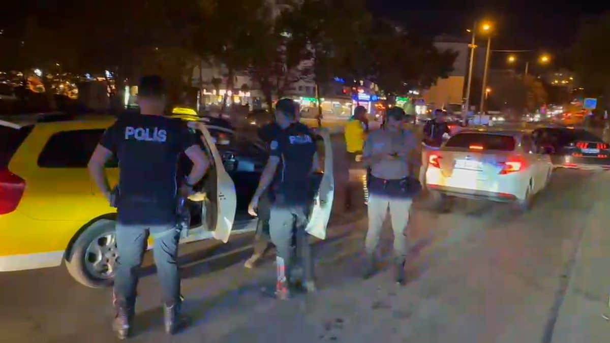 Bursa'da Polis Denetimlerinde 9 Aranan Şahıs Yakalandı, 37 Sürücüye 412 Bin TL Ceza Bursa'da Polis Denetimlerinde 9 Aranan Şahıs Yakalandı, 37 Sürücüye 412 Bin TL Ceza