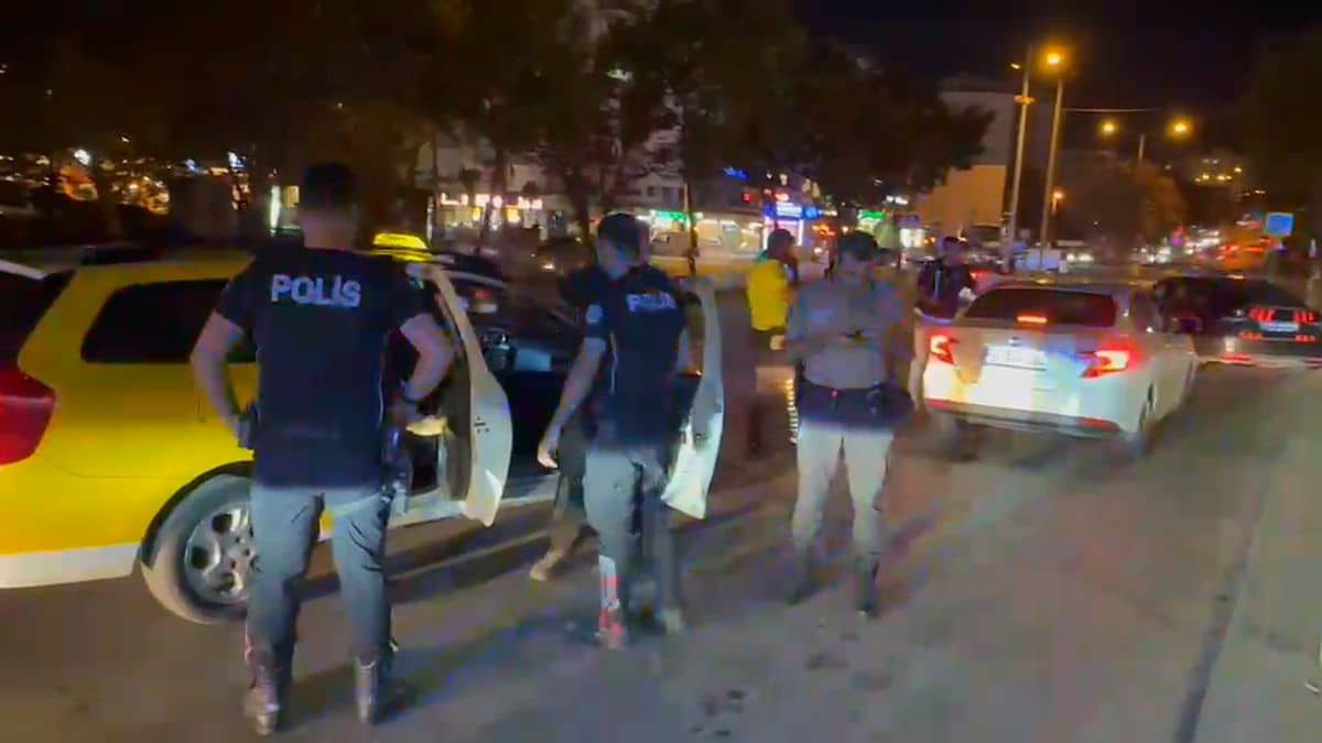 Bursa'da Polis Denetimlerinde 9 Aranan Şahıs Yakalandı, 37 Sürücüye 412 Bin TL Ceza Bursa'da Polis Denetimlerinde 9 Aranan Şahıs Yakalandı, 37 Sürücüye 412 Bin TL Ceza