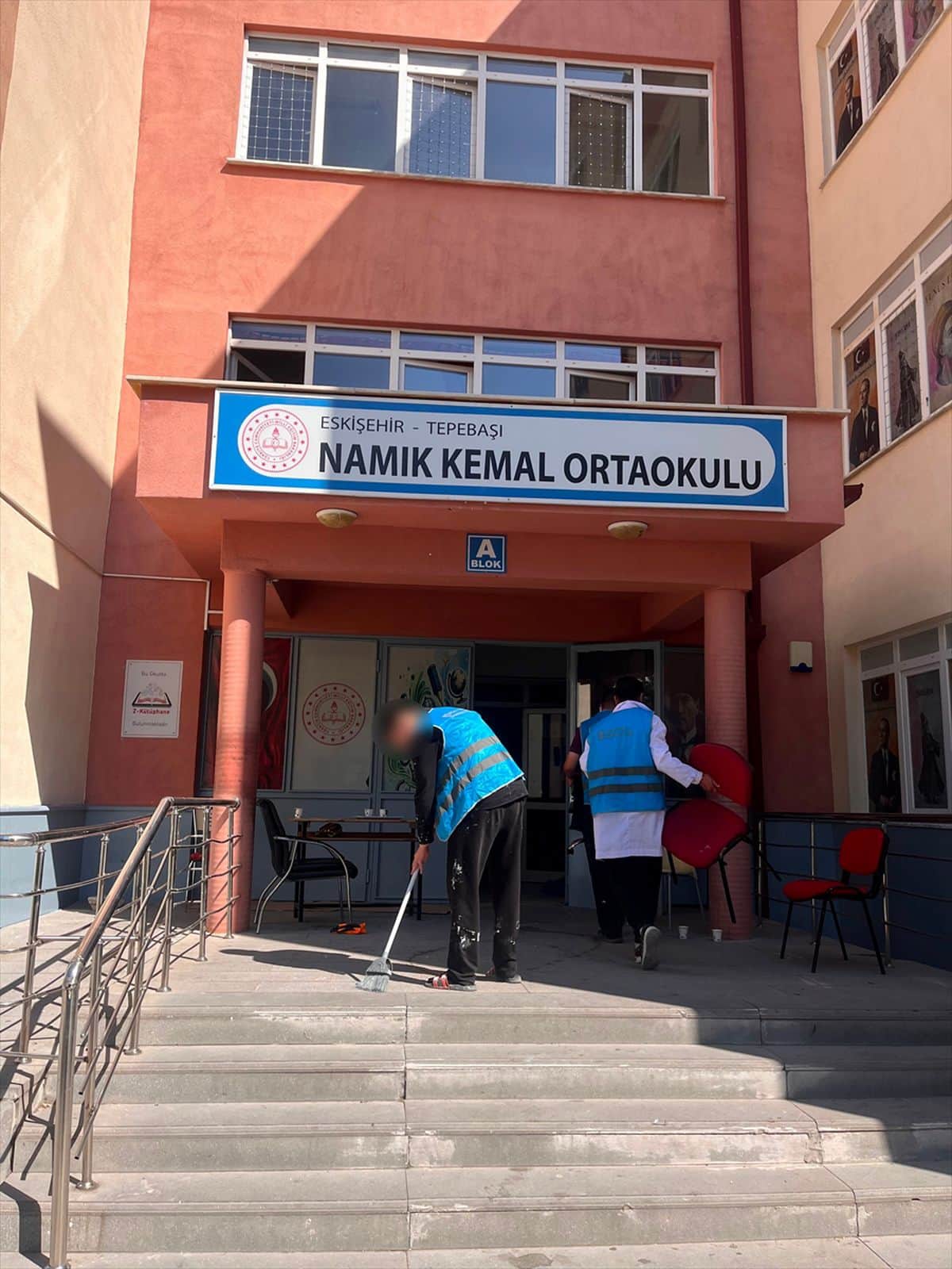 Eskişehir'de yükümlüler okulları yaz tatilinde yeniledi Eskişehir'de yükümlüler okulları yaz tatilinde yeniledi