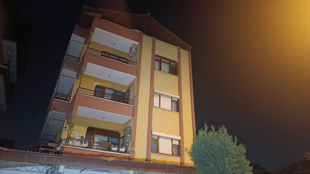 İzmit'te ses gelen bina tedbiren boşaltıldı İzmit'te ses gelen bina tedbiren boşaltıldı
