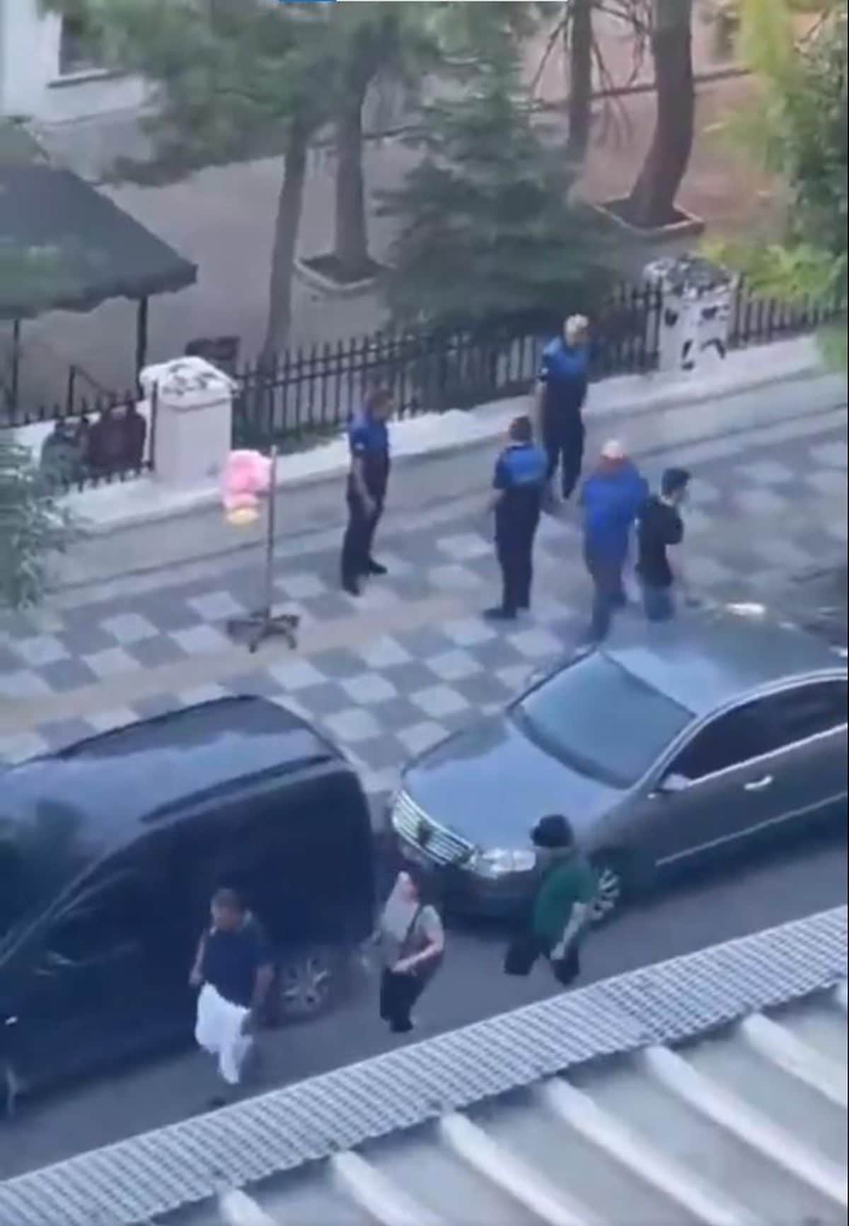 Zabıtalar, engelli adamı tekme tokat dövdü Zabıtalar, engelli adamı tekme tokat dövdü