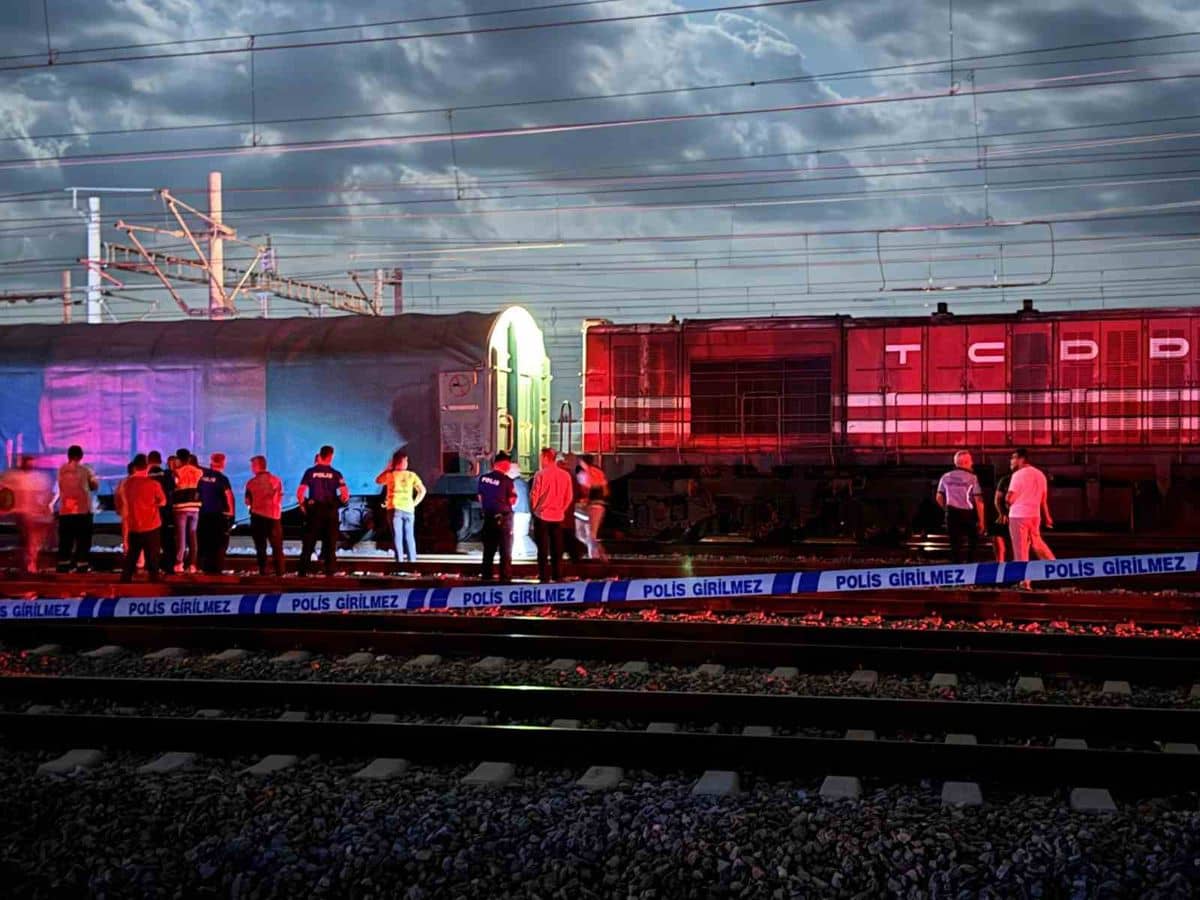 Edirne'de Tren Garında İşçi Elektrik Akımına Kapılarak Hayatını Kaybetti Edirne'de Tren Garında İşçi Elektrik Akımına Kapılarak Hayatını Kaybetti