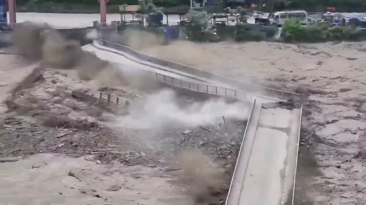 Nepal-Tibet sınırındaki sel felaketinde can kaybı 475’e yükseldi... İkinci sel riski nedeniyle Çin arama kurtarma çalışmalarını durdurdu Nepal-Tibet sınırındaki sel felaketinde can kaybı 475’e yükseldi... İkinci sel riski nedeniyle Çin arama kurtarma çalışmalarını durdurdu