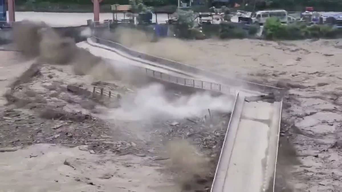 Nepal-Tibet sınırındaki sel felaketinde can kaybı 475’e yükseldi... İkinci sel riski nedeniyle Çin arama kurtarma çalışmalarını durdurdu Nepal-Tibet sınırındaki sel felaketinde can kaybı 475’e yükseldi... İkinci sel riski nedeniyle Çin arama kurtarma çalışmalarını durdurdu