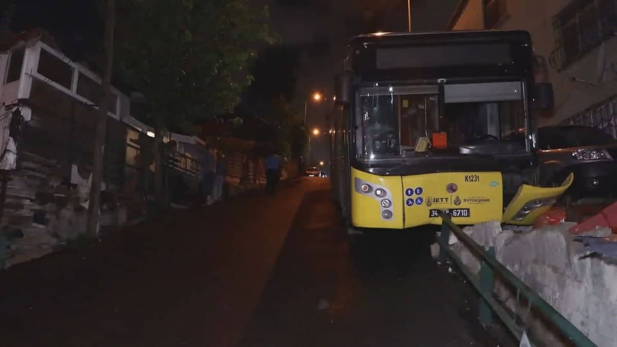 Sarıyer'de İETT Otobüsü Bariyere Çarptı: Yaralı Yok Sarıyer'de İETT Otobüsü Bariyere Çarptı: Yaralı Yok