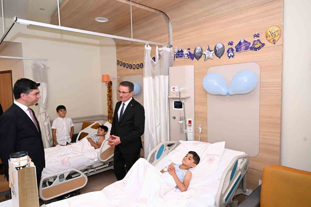 Erzurum Valisi Baruş, Şehir Hastanesi’nde sünnet olan çocukları ziyaret etti Erzurum Valisi Baruş, Şehir Hastanesi’nde sünnet olan çocukları ziyaret etti