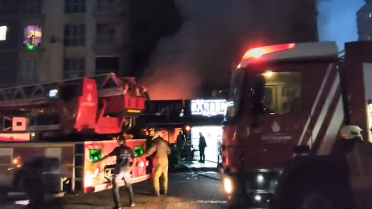 Esenyurt'ta Kafede Yangın: İş Yeri Kullanılamaz Hale Geldi Esenyurt'ta Kafede Yangın: İş Yeri Kullanılamaz Hale Geldi