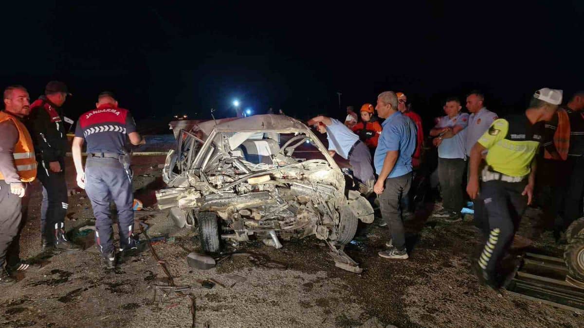 Karaman'da Kafa Kafaya Çarpışma: 1 Ölü, 1 Yaralı Karaman'da Kafa Kafaya Çarpışma: 1 Ölü, 1 Yaralı