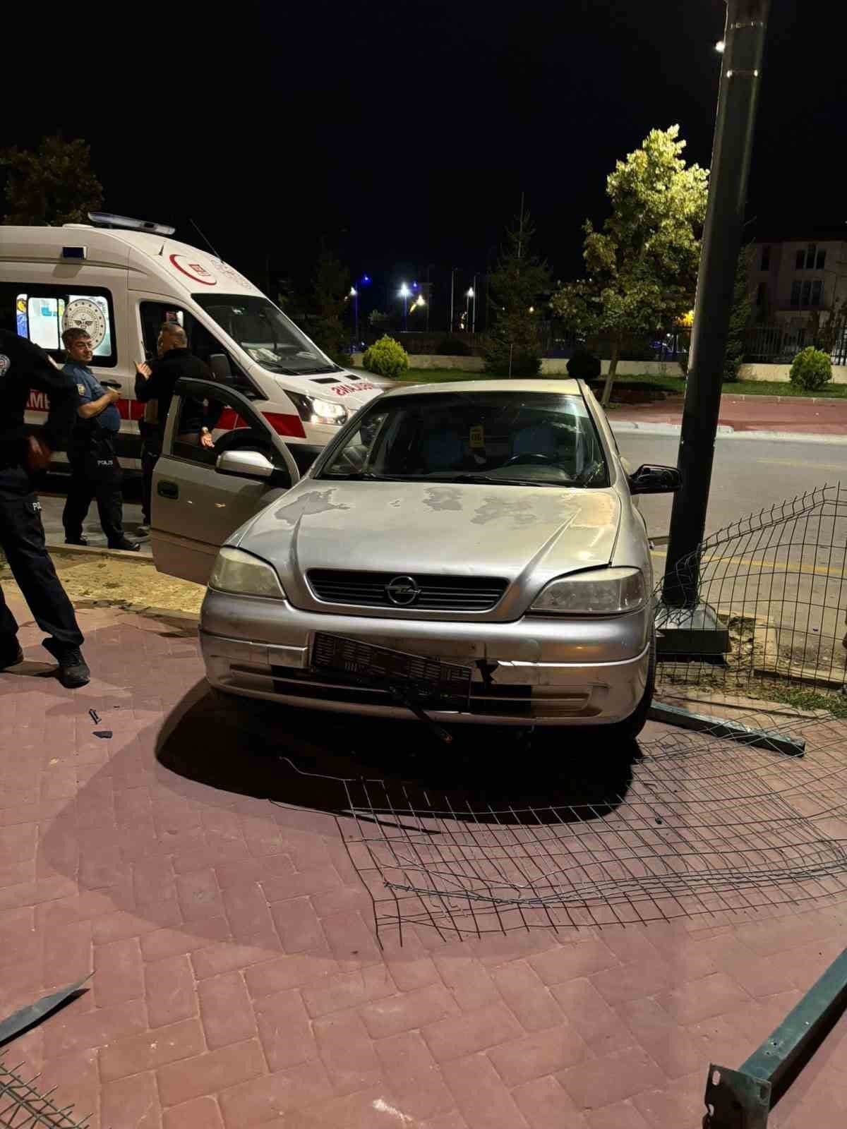Niğde’de otomobil refüje çıktı: 1 yaralı Niğde’de otomobil refüje çıktı: 1 yaralı