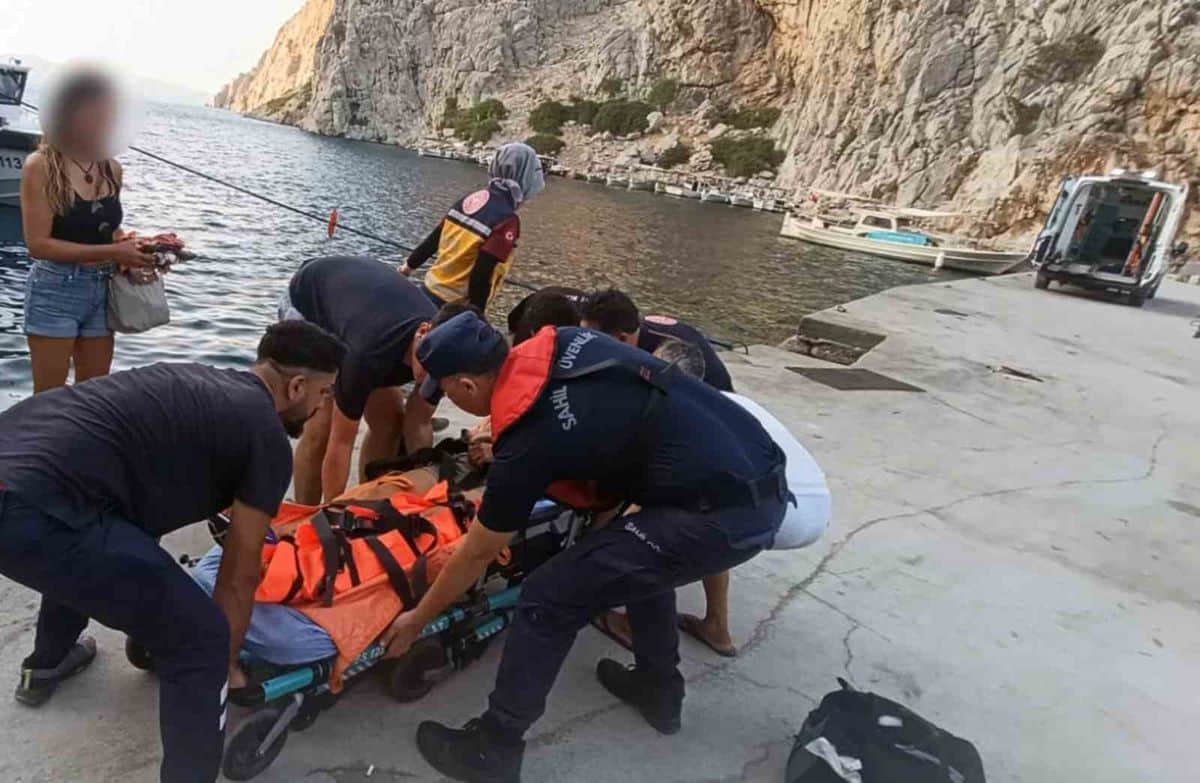 Özel teknede yaralanan vatandaşı Sahil Güvenlik ekipleri botla denizden tahliye etti Özel teknede yaralanan vatandaşı Sahil Güvenlik ekipleri botla denizden tahliye etti