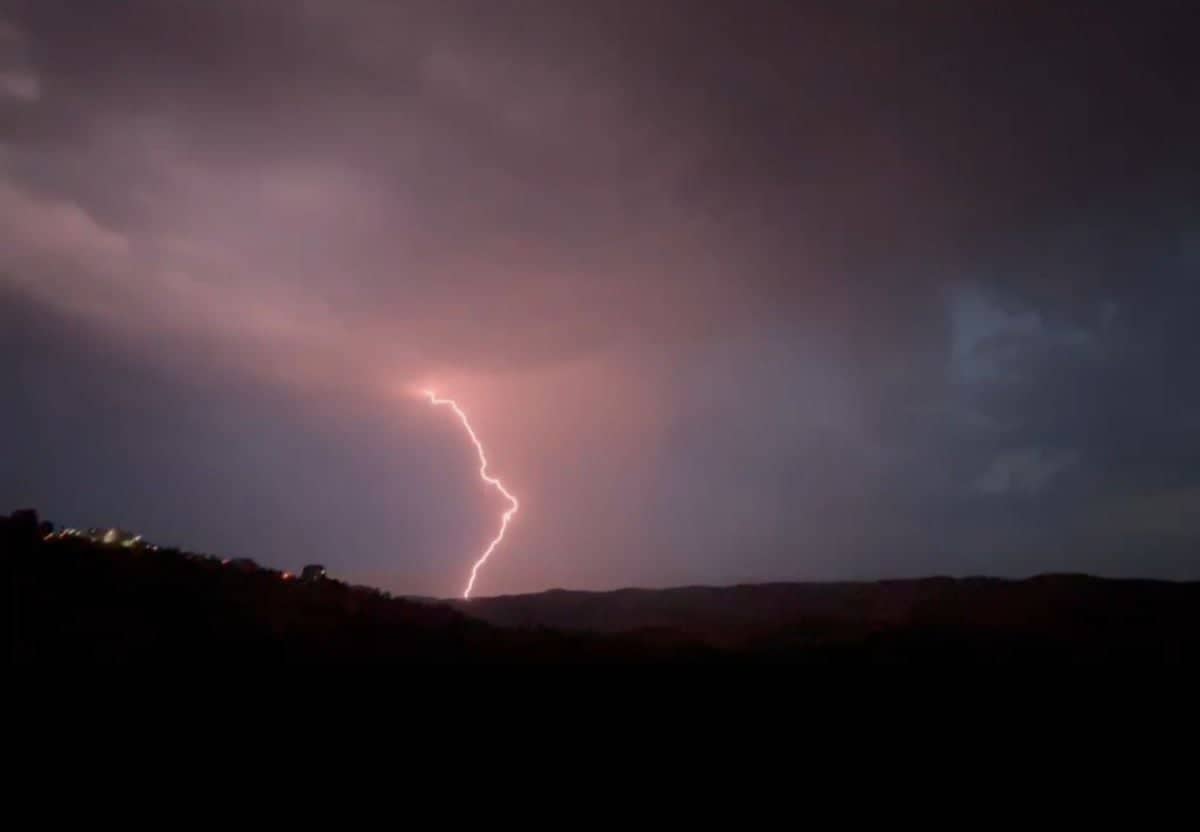 Elazığ'da Şimşekler Geceyi Aydınlattı Elazığ'da Şimşekler Geceyi Aydınlattı