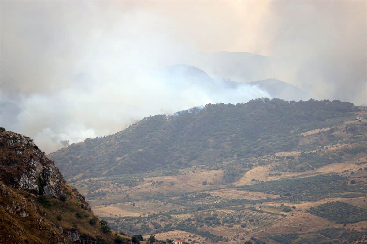 Sicilya'da Orman Yangınları Evleri Tehdit Ediyor Sicilya'da Orman Yangınları Evleri Tehdit Ediyor