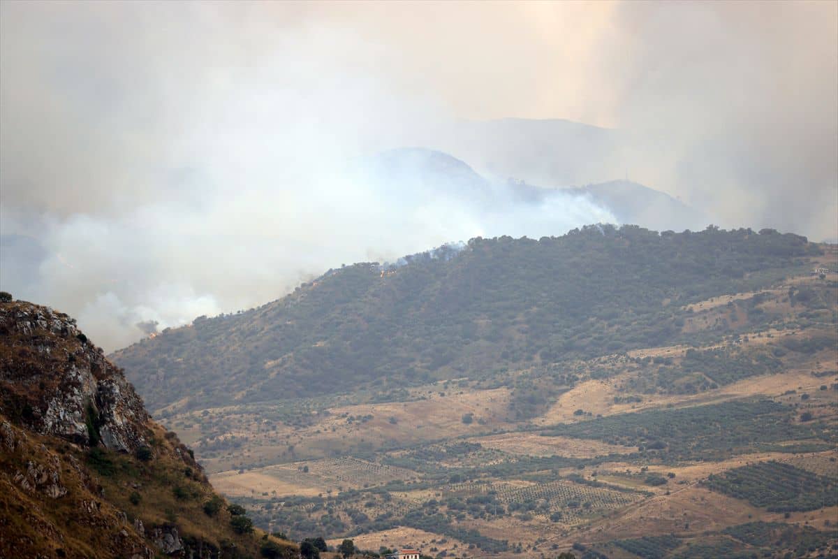 Sicilya'da Orman Yangınları Evleri Tehdit Ediyor Sicilya'da Orman Yangınları Evleri Tehdit Ediyor