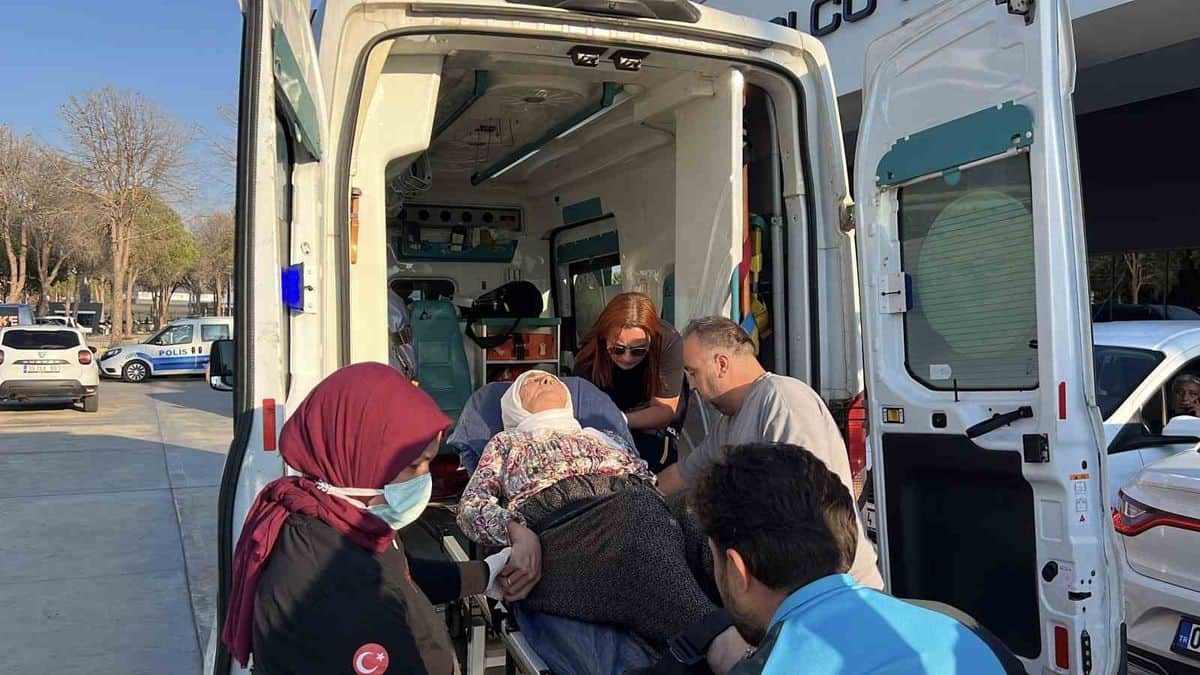Feribot Kazasında Torununu Bekleyen Nine Fenalaştı Feribot Kazasında Torununu Bekleyen Nine Fenalaştı