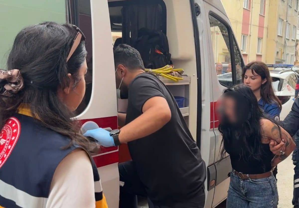 Eskişehir'de Sinir Krizi Geçiren Kadın Çekiçle Zarar Verdi, Polis Çocuğu Çikolatayla Sakinleştirdi Eskişehir'de Sinir Krizi Geçiren Kadın Çekiçle Zarar Verdi, Polis Çocuğu Çikolatayla Sakinleştirdi