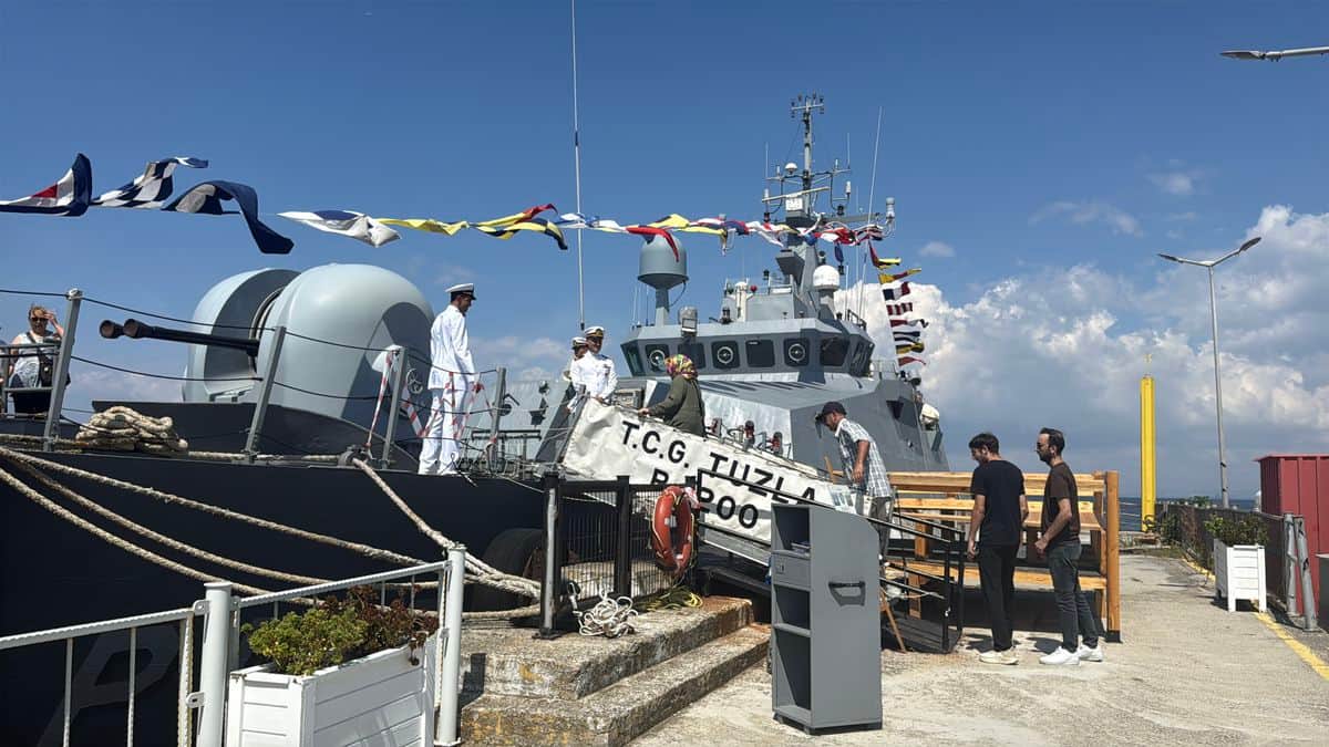 TCG Tuzla Gemisi Yalova'da Ziyarete Açıldı TCG Tuzla Gemisi Yalova'da Ziyarete Açıldı