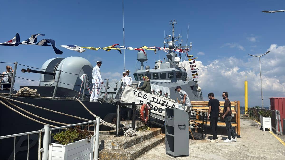 TCG Tuzla Gemisi Yalova'da Ziyarete Açıldı TCG Tuzla Gemisi Yalova'da Ziyarete Açıldı
