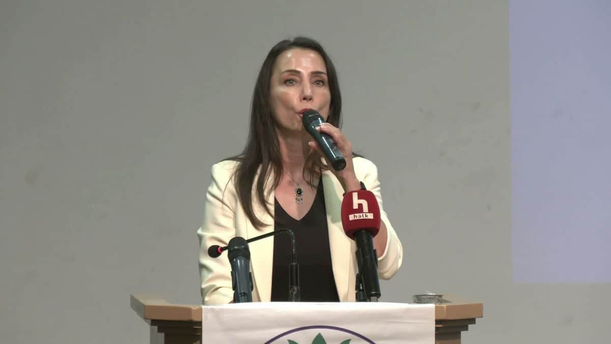 Tülay Hatimoğulları: "Bu topraklarda Kürtleri inkar etme, Kürtleri yok sayma dönemi kapanmıştır" Tülay Hatimoğulları: "Bu topraklarda Kürtleri inkar etme, Kürtleri yok sayma dönemi kapanmıştır"