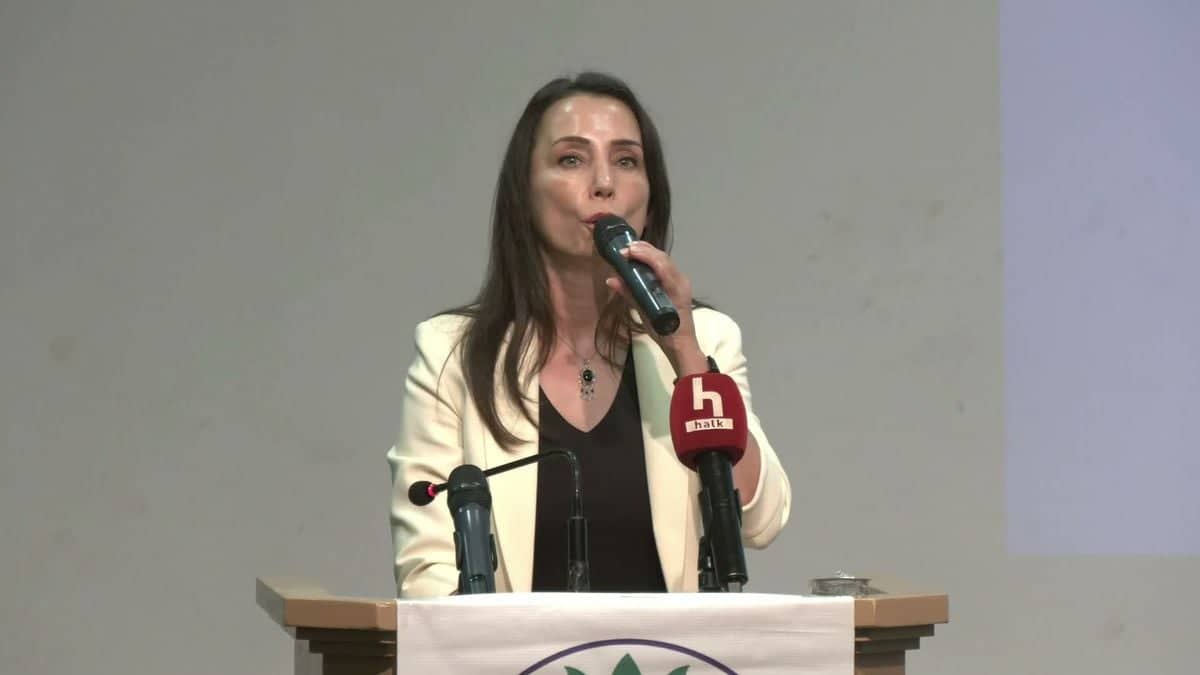 Tülay Hatimoğulları: "Bu topraklarda Kürtleri inkar etme, Kürtleri yok sayma dönemi kapanmıştır" Tülay Hatimoğulları: "Bu topraklarda Kürtleri inkar etme, Kürtleri yok sayma dönemi kapanmıştır"