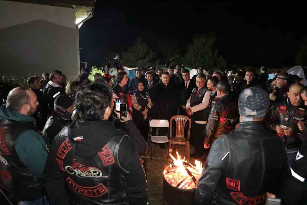 Kütahya Valisi Işın, Dumlupınar'daki Zafer Kampı'nda Gençlerle Buluştu Kütahya Valisi Işın, Dumlupınar'daki Zafer Kampı'nda Gençlerle Buluştu