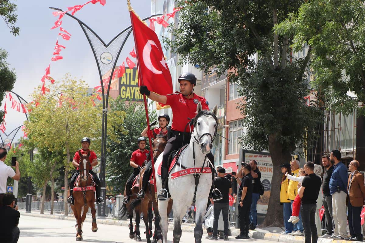Van'da 30 Ağustos Zafer Bayramı coşkuyla kutlandı Van'da 30 Ağustos Zafer Bayramı coşkuyla kutlandı