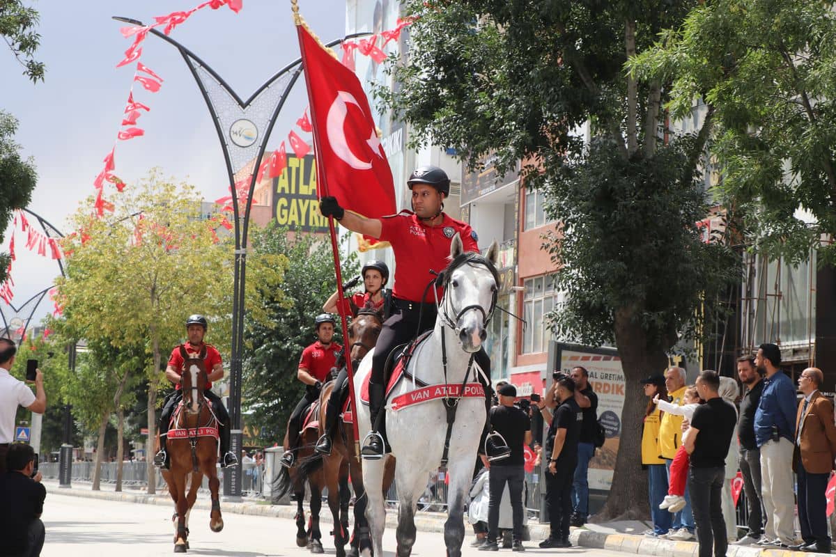 Van'da 30 Ağustos Zafer Bayramı coşkuyla kutlandı Van'da 30 Ağustos Zafer Bayramı coşkuyla kutlandı