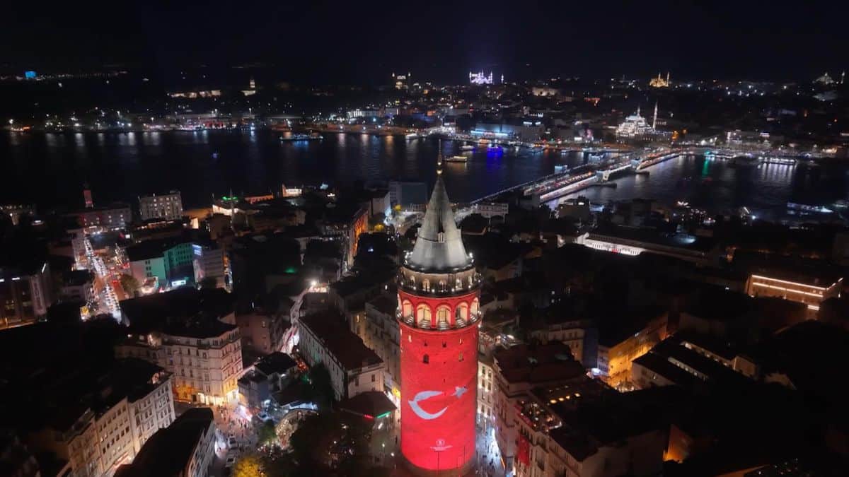 Zafer Bayramı kutlamaları kapsamında Galata Kulesi’ne Türk bayrağı yansıtıldı Zafer Bayramı kutlamaları kapsamında Galata Kulesi’ne Türk bayrağı yansıtıldı
