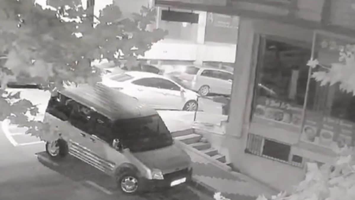 Arnavutköy'de iş yerine ateş açan 2 şüpheli yakalandı: 1 tutuklandı Arnavutköy'de iş yerine ateş açan 2 şüpheli yakalandı: 1 tutuklandı