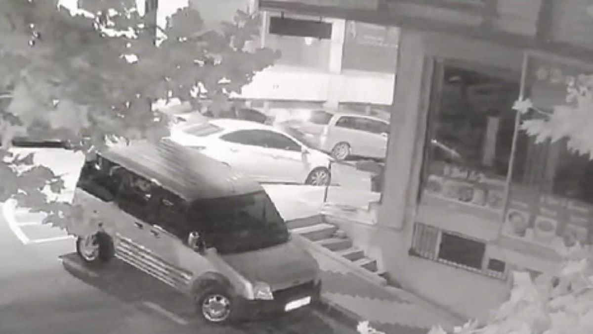 Arnavutköy'de iş yerine ateş açan 2 şüpheli yakalandı: 1 tutuklandı Arnavutköy'de iş yerine ateş açan 2 şüpheli yakalandı: 1 tutuklandı
