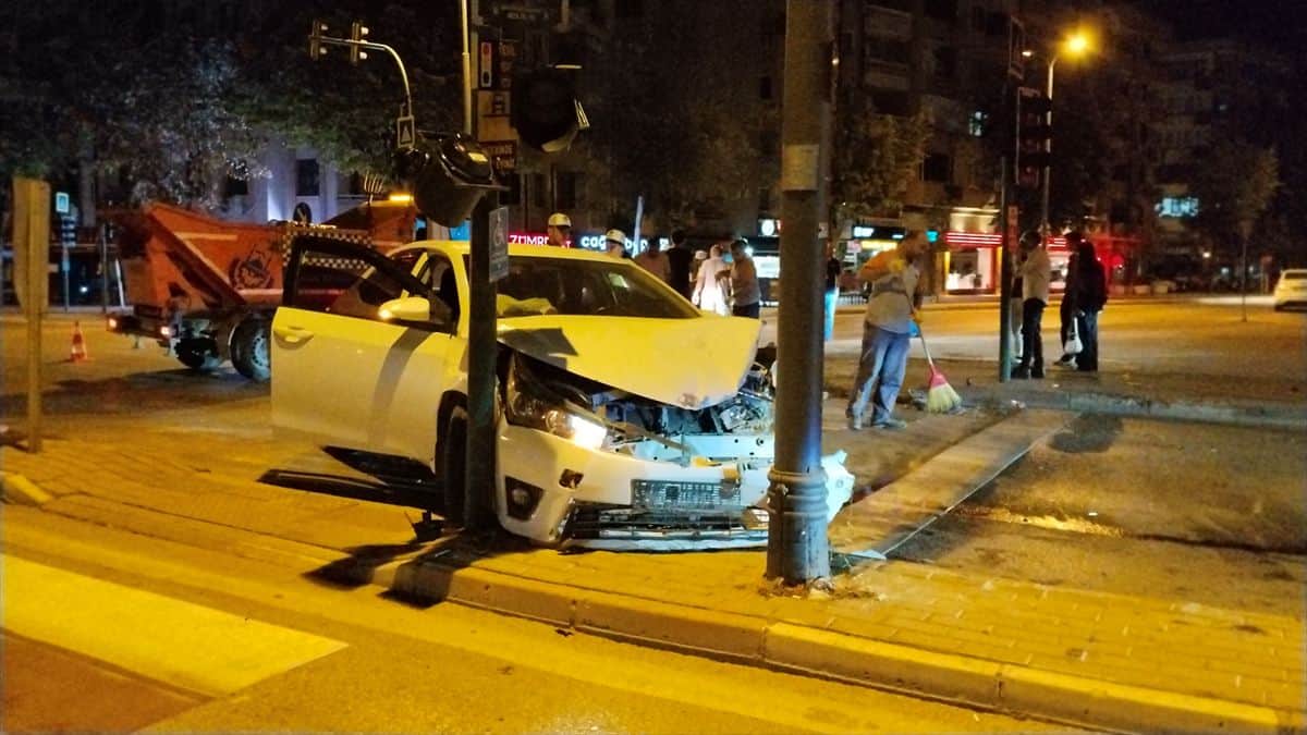 İnegöl'de İki Otomobil Çarpıştı: 7 Yaralı İnegöl'de İki Otomobil Çarpıştı: 7 Yaralı