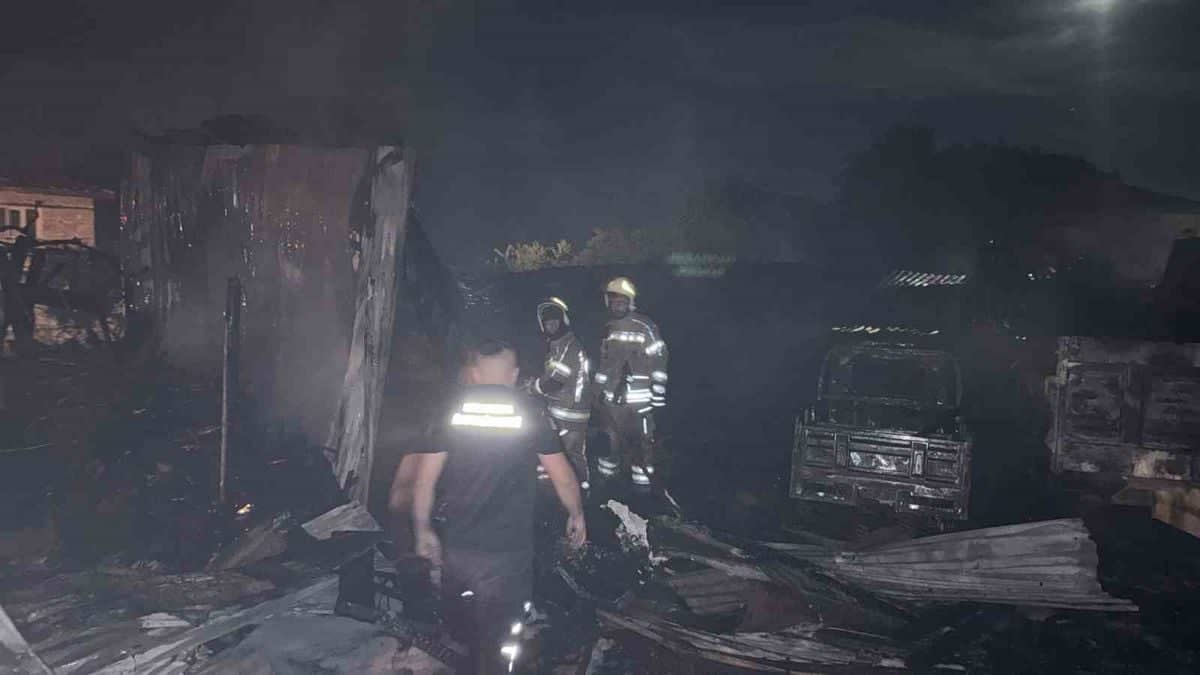 Harmancık'ta Samanlık Yangını Eve Sıçradı Harmancık'ta Samanlık Yangını Eve Sıçradı