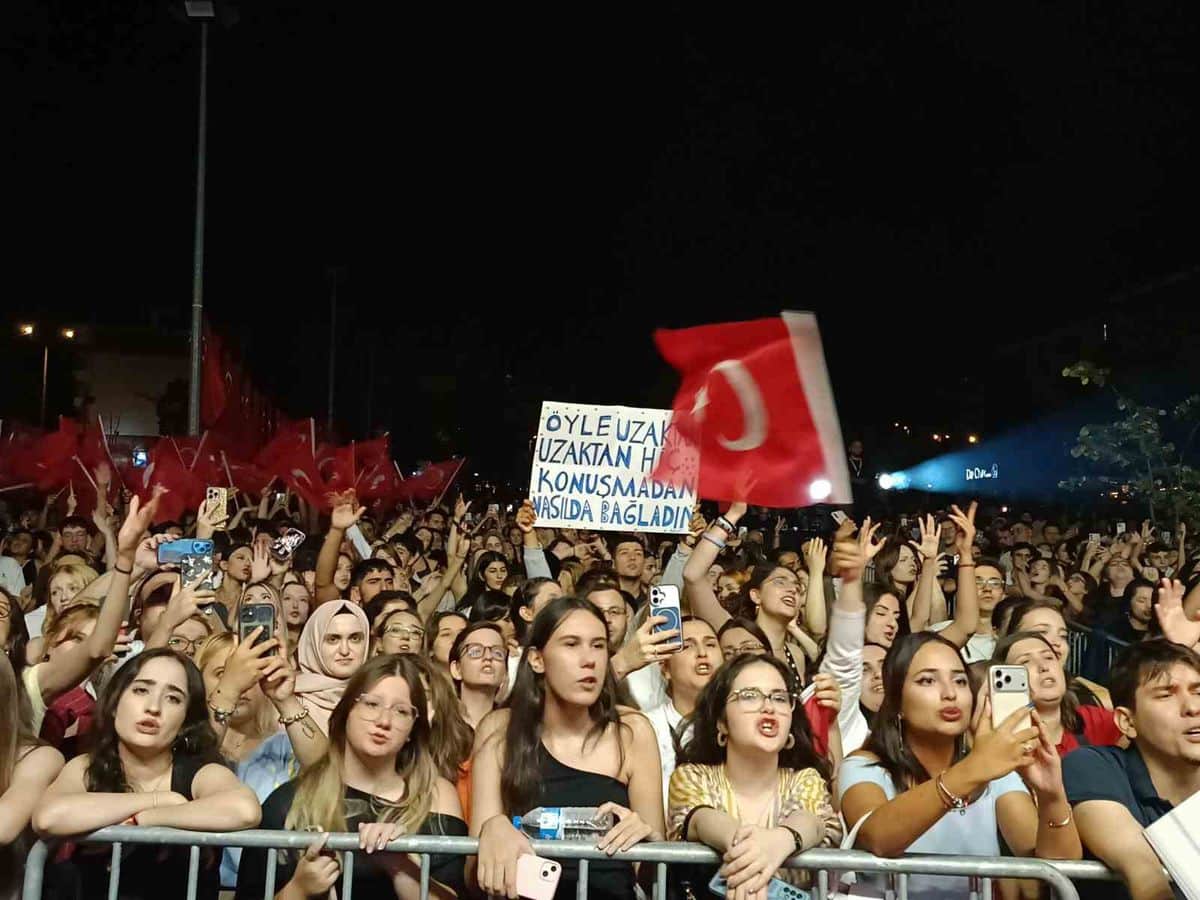 Edirne'de 30 Ağustos coşkusu: Göksel'den unutulmaz konser Edirne'de 30 Ağustos coşkusu: Göksel'den unutulmaz konser