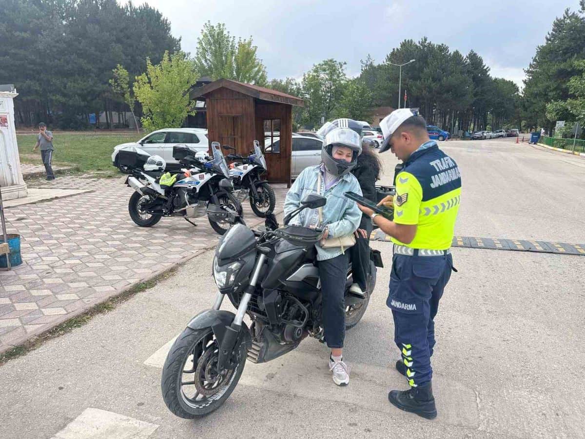 Jandarmadan motosiklet sürücüsü denetimi ve eğitim faaliyeti Jandarmadan motosiklet sürücüsü denetimi ve eğitim faaliyeti