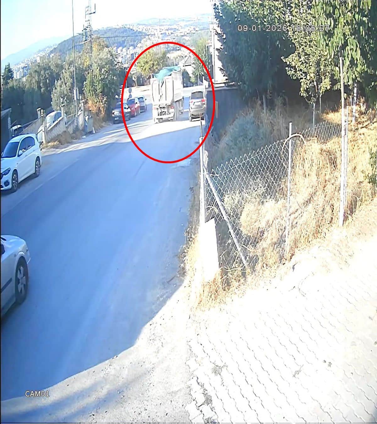 2 otomobile çarpan hafriyat kamyonu, evin bahçesine düştü 2 otomobile çarpan hafriyat kamyonu, evin bahçesine düştü