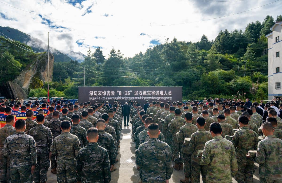 Xizang'da Heyelan Kurbanları İçin Anma Töreni Düzenlendi Xizang'da Heyelan Kurbanları İçin Anma Töreni Düzenlendi
