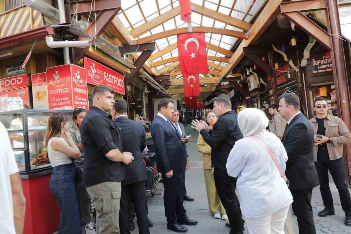Kütahya Valisi Musa Işın, Sokak Sağlıklaştırma Projesi alanında incelemelerde bulundu Kütahya Valisi Musa Işın, Sokak Sağlıklaştırma Projesi alanında incelemelerde bulundu